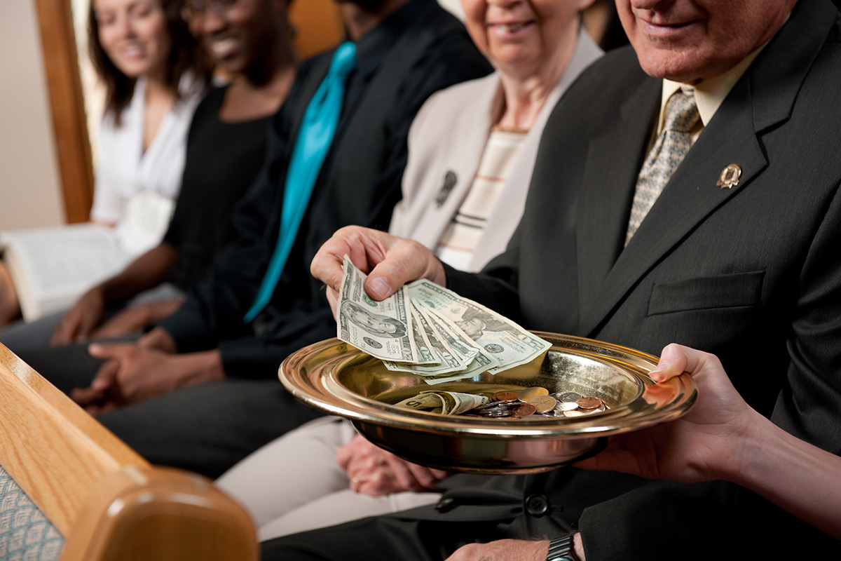 La plupart des églises passent encore l'assiette pour collecter des offres, Lifeway Studing trouve