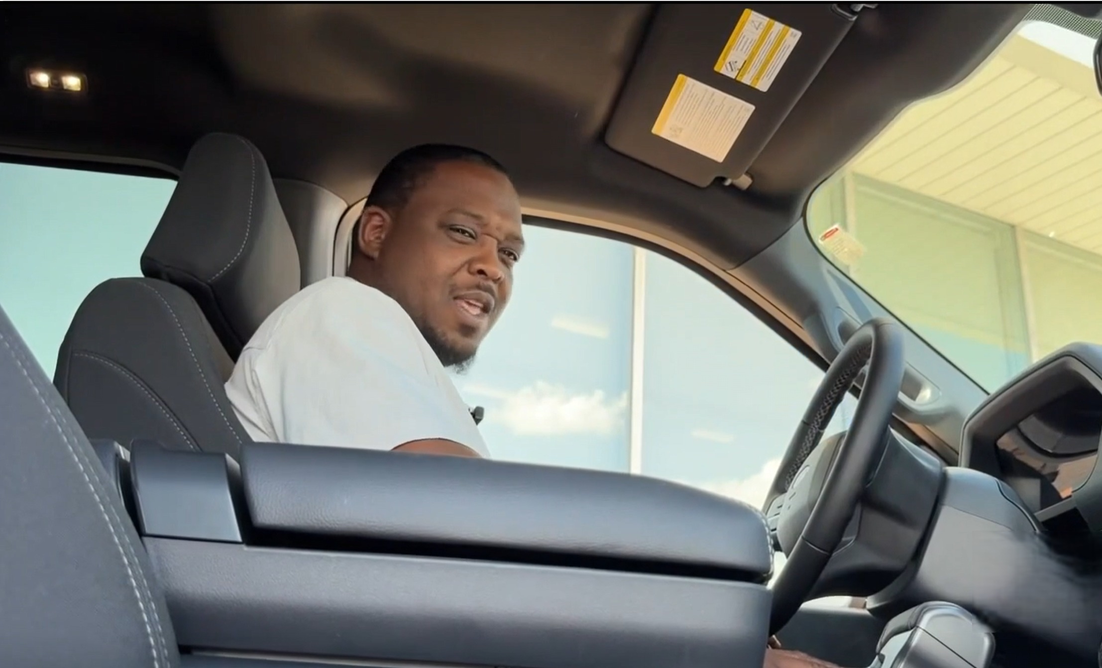 Le diacre qui a aidé à prévenir les tirs de masse à l'église surpris par un nouveau camion