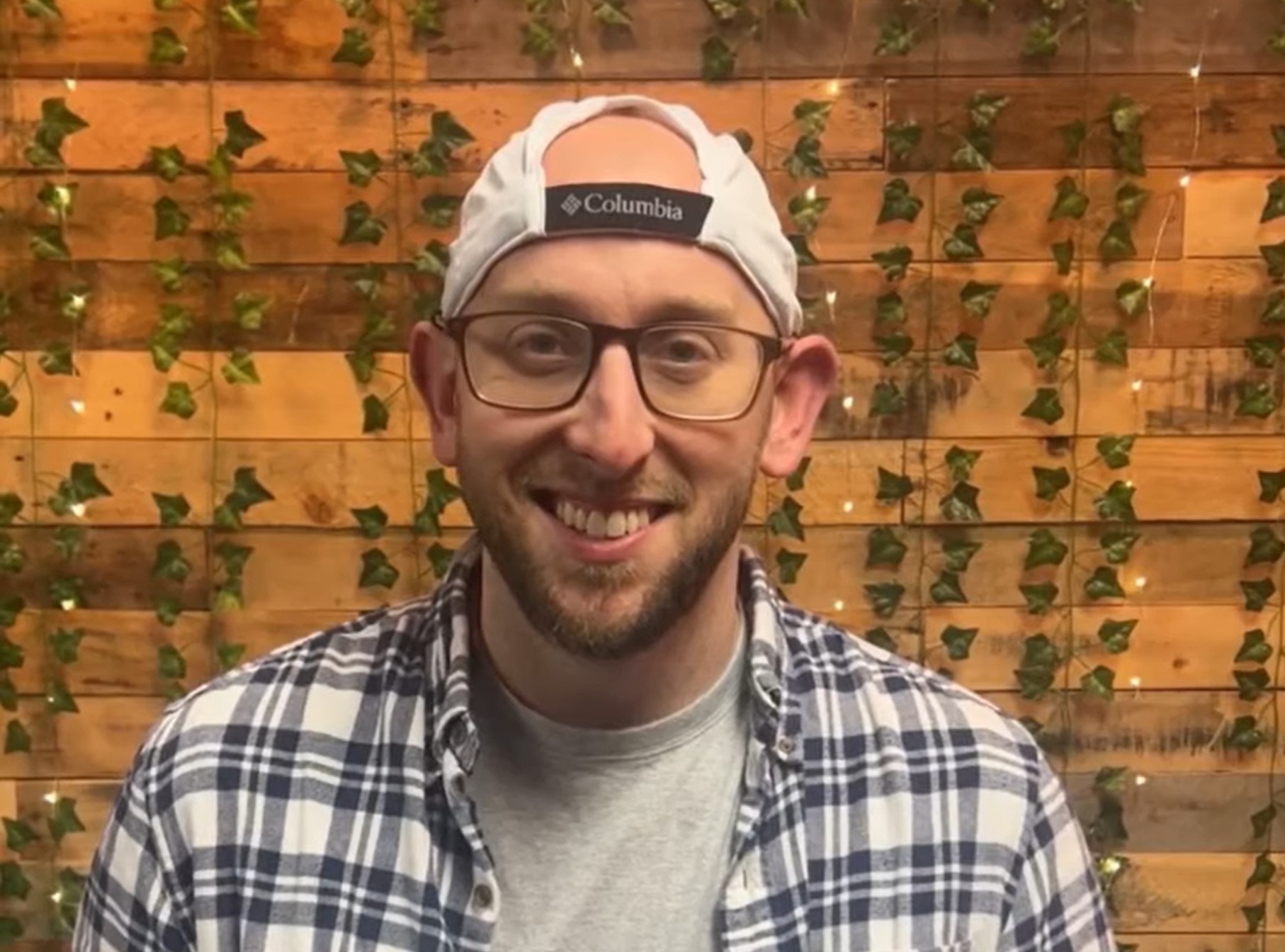 Le pasteur de famille a licencié après son arrestation pour avoir laissé l'enfant en voiture pour se saouler au bar