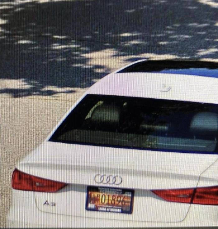 Le suspect du meurtre du Tennessee, Austin Robert Drummond, conduirait cette Audi A3 2016 avec le Tennessee Plate: RI 01896. Le véhicule a des dommages au côté conducteur. Il est considéré comme armé et dangereux.