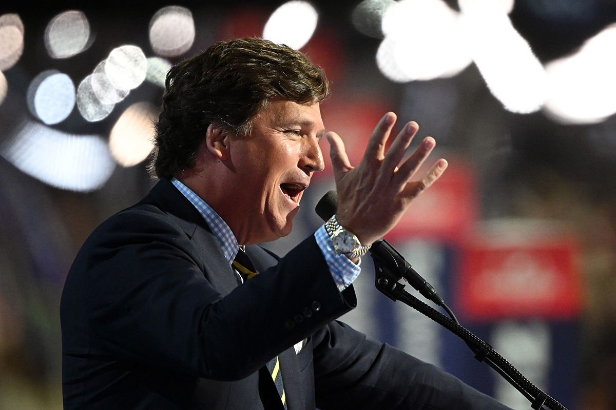 Tucker Carlson affirme que Fox News est «anti-chrétien», «dirigeants« inconfortables »avec la foi