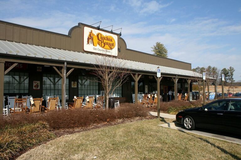 Cracker Barrel fait face à la plainte EEOC concernant les politiques de DEI rebaptisées