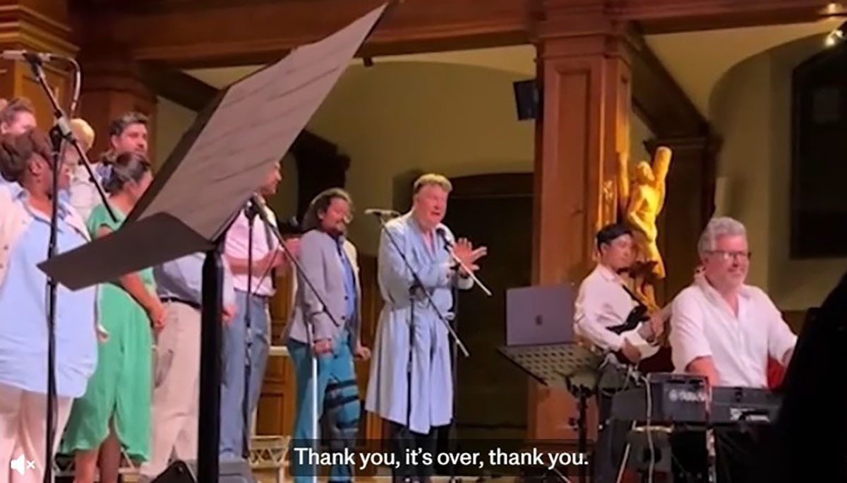 L'évêque portant Nightrobe s'excuse d'avoir commandé 360 personnes de la chanson de «House» Interrupting 'Dancing Queen' Song