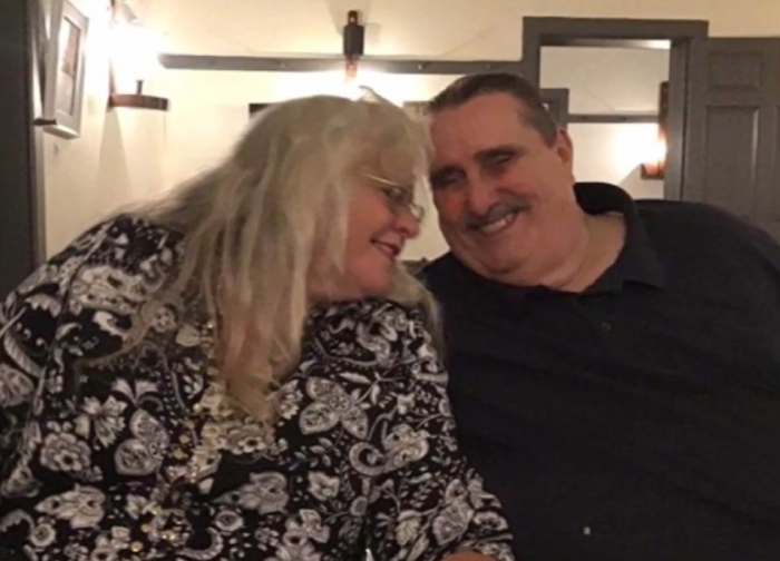 Le pasteur Jerry Gumm (R) de Richmond Road Baptist Church à Lexington, Kentucky, n'a pas encore été informé que sa femme, Beverly Gumm (L) et l'une de leurs filles, Christina Combs (non illustrée) est décédée après avoir été abattue par un tireur à l'église le 13 juillet 2025. Le pasteur Gumm est en train de se redresser dans un hôpital après avoir souffert de blessures pendant l'attaque.