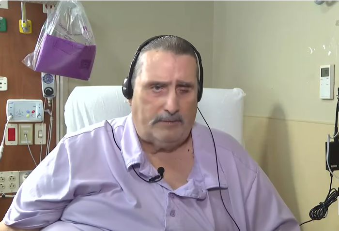 Le pasteur Jerry Gumm de Richmond Road Baptist Church à Lexington, Ky., A été gravement blessé après qu'un homme armé a attaqué son église le dimanche 13 juillet 2025. Sa femme Beverly Gumm et l'une de leurs filles, Christina Combs a été mortellement abattue par le tireur pendant l'attaque.