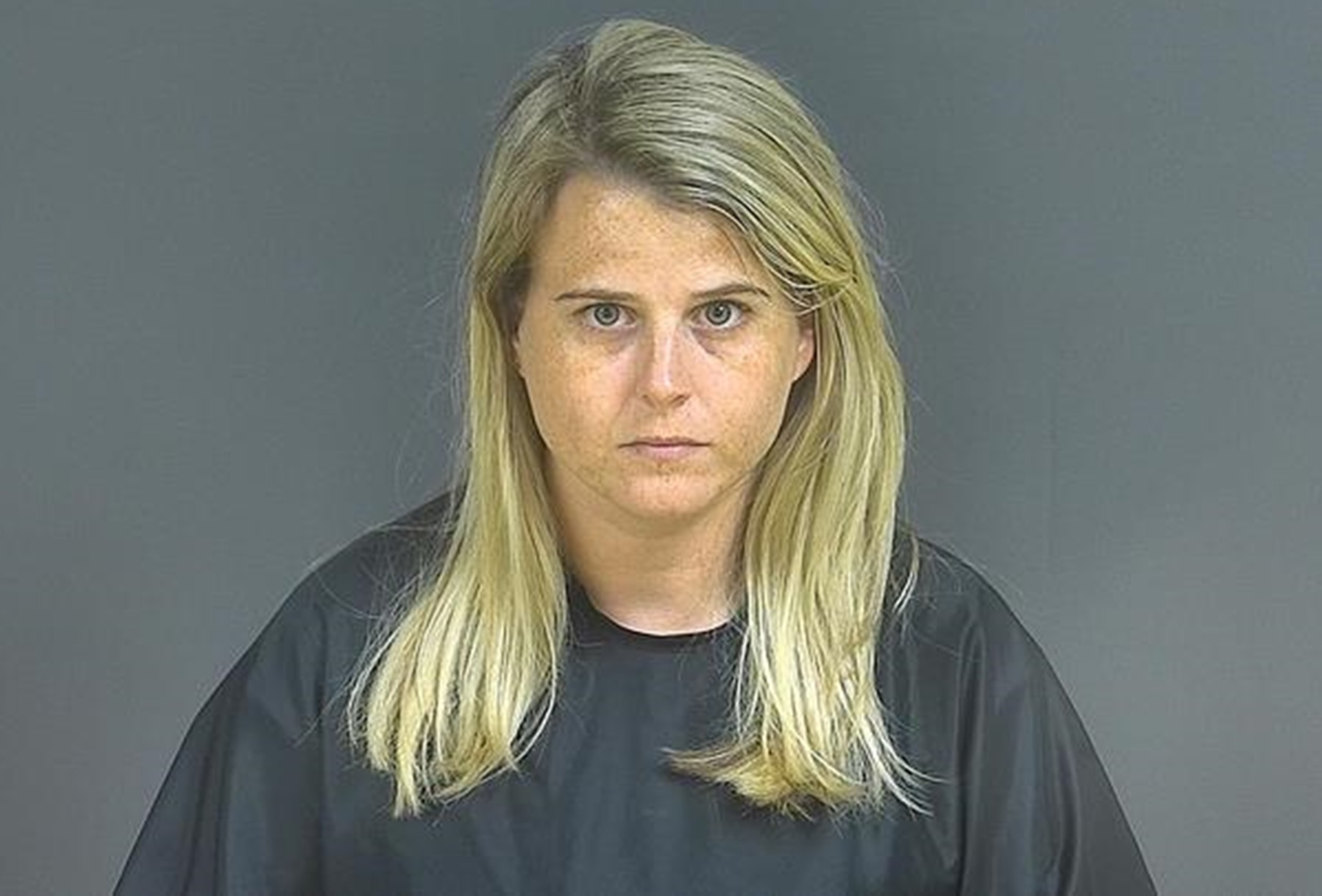 L'école chrétienne a signalé une enseignante accusée de relations sexuelles avec mineur pour éclairer l'obscurité