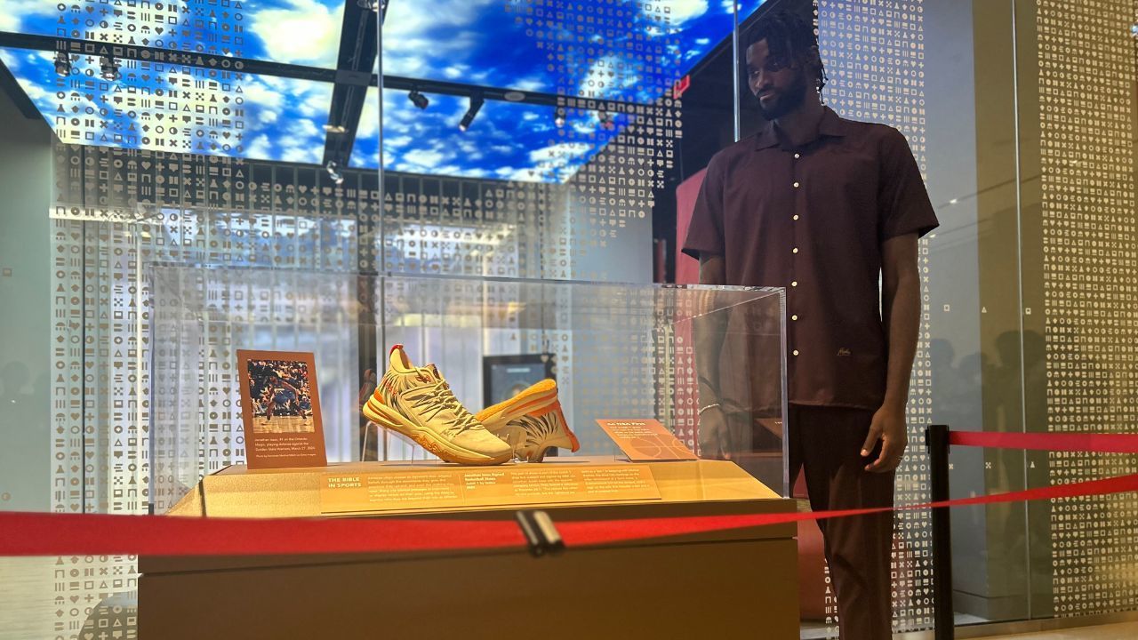 La NBA Star exhorte les autres à «se tenir debout avec Christ» alors que le musée de la Bible dévoile les baskets des Écritures