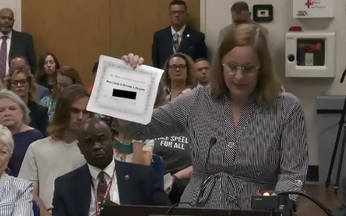 L'enseignante a été mise en congé après que maman allègue que son fils a reçu le prix «le plus susceptible de devenir dictateur»