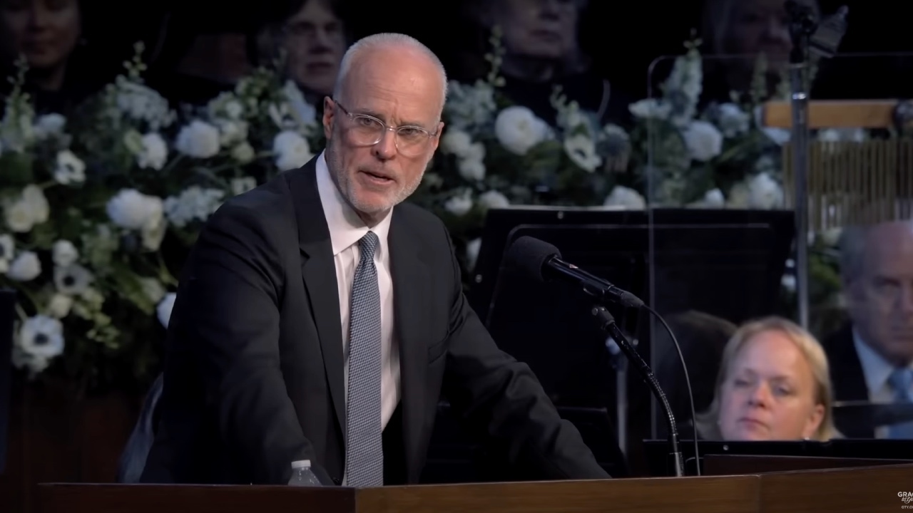 Le fils de John MacArthur lui partage les derniers mots du père, devient émotionnel pendant le service commémoratif