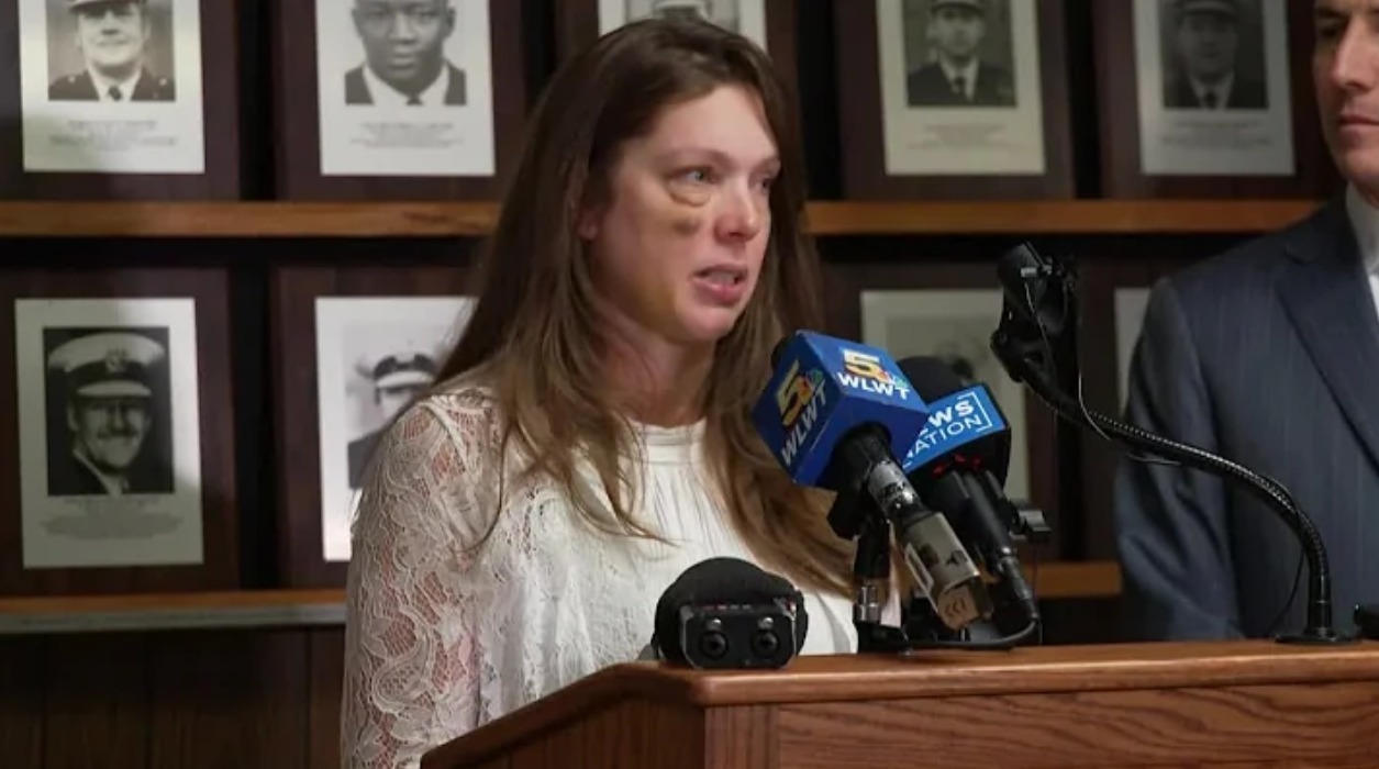 Charlie Sheen fait un don de 1 000 $ à maman agressée à Cincinnati Brawl