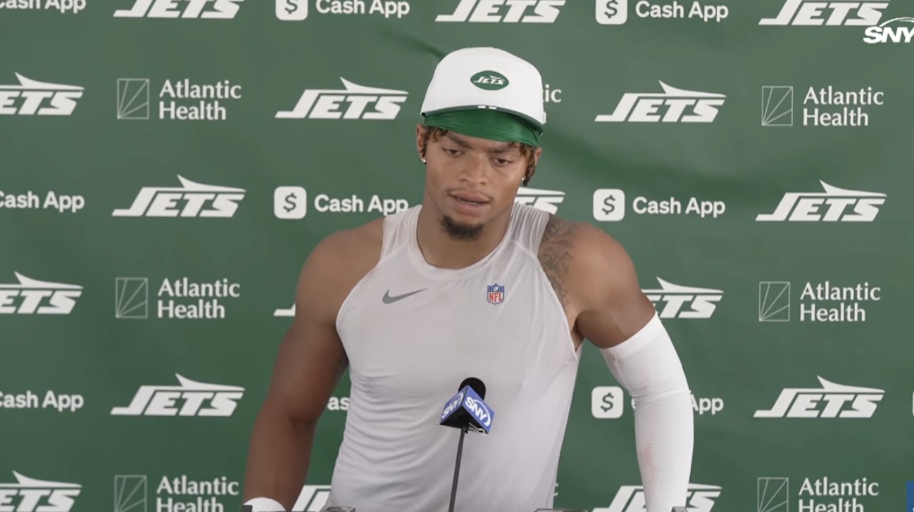 Jets QB Justin Fields dit qu'il est «accro» à la lecture de la Bible, laissant les Écritures guider sa vie