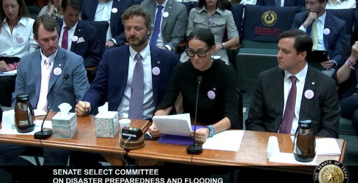 La famille de Linnie McCown, 8 ans, l'une des victimes de l'inondation mystique du camp, lors de l'audience du comité du Sénat du Texas. 