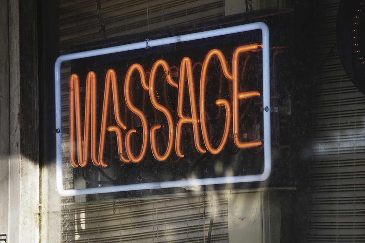 National chinois aux États-Unis chargé illégalement de la prostitution qui coule des salons de massage