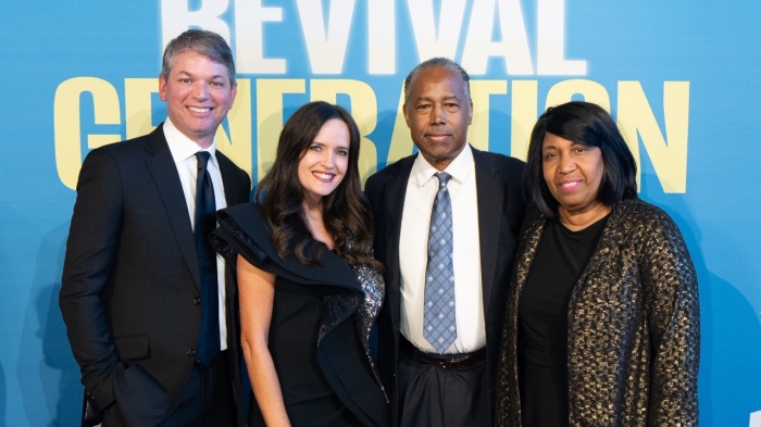 L'entraîneur adjoint de basket-ball de l'Université d'Auburn, Chad Prewett, et son épouse, Tanya Prewett, rejoignent l'ancien secrétaire au logement et le développement urbain Ben Carson et son épouse, Candy Carson, lors de la première de 