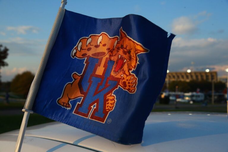 L'arrestation de l'athlète du Kentucky après que le nourrisson trouvé dans le sac poubelle tire des réactions des deux côtés du débat sur l'avortement