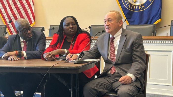La rédactrice en chef du Nigeria, Doug Burton (R), parle de la persécution des chrétiens nigérians lors d'une conférence de presse à l'immeuble du bureau de la maison Rayburn à Washington, DC, le 3 septembre 2025. 
