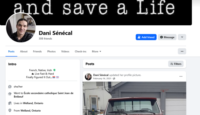 Une capture d'écran d'un profil Facebook avec le nom de Senecal dans lequel l'utilisateur s'identifie comme «Dani» et a les emojis transgenres et drapeau arc-en-ciel avec les pronoms «elle / elle» dans la section de profil de la page.