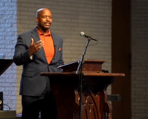 Le chef de l'ACP démissionne après la bénédiction du pasteur qui est devenu catholique: «totalement inapproprié»