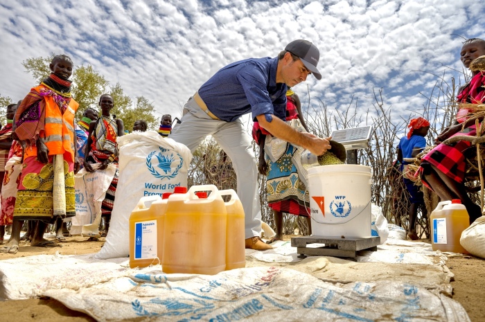 Edgar Sandoval, président et chef de la direction de World Vision USA, visite du village de Nakorio, dans le nord-est du Kenya, où la vision mondiale fait des distributions alimentaires.