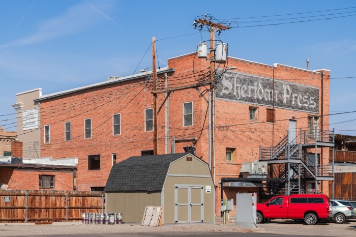 L'un des nombreux bâtiments en briques plus anciens du centre-ville de Sheridan, Wyoming.