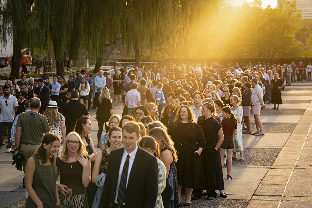 Les personnes en deuil emballent Kennedy Center pour rendre hommage à Charlie Kirk: «Good contre Evil»