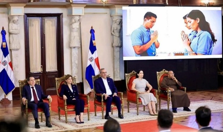 Le président dominicain Luis Abinader préside le culte au Palais national pour la journée de la Bible