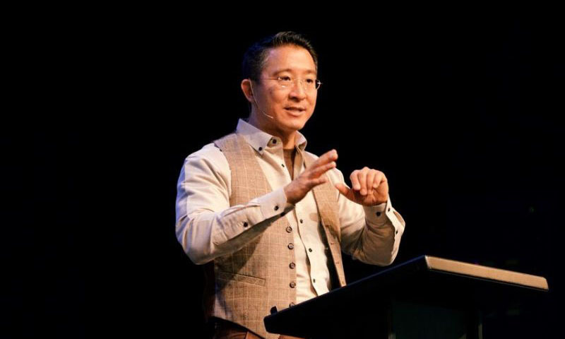 Christopher Yuan hospitalisé après l'automne, ne peut pas bouger ses jambes: «Veuillez prier»