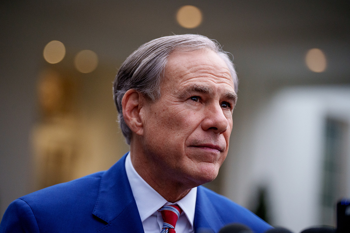 Le gouverneur du Texas Greg Abbott signe le projet de loi interdisant les hommes trans-identifiés d'entrer dans les espaces féminins