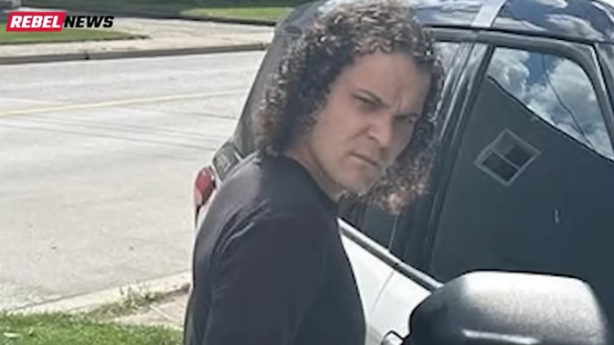 Homme avec «elle / ses« pronoms arrêtés pour «agression sexuelle d'un tout-petit» dans sa propre maison