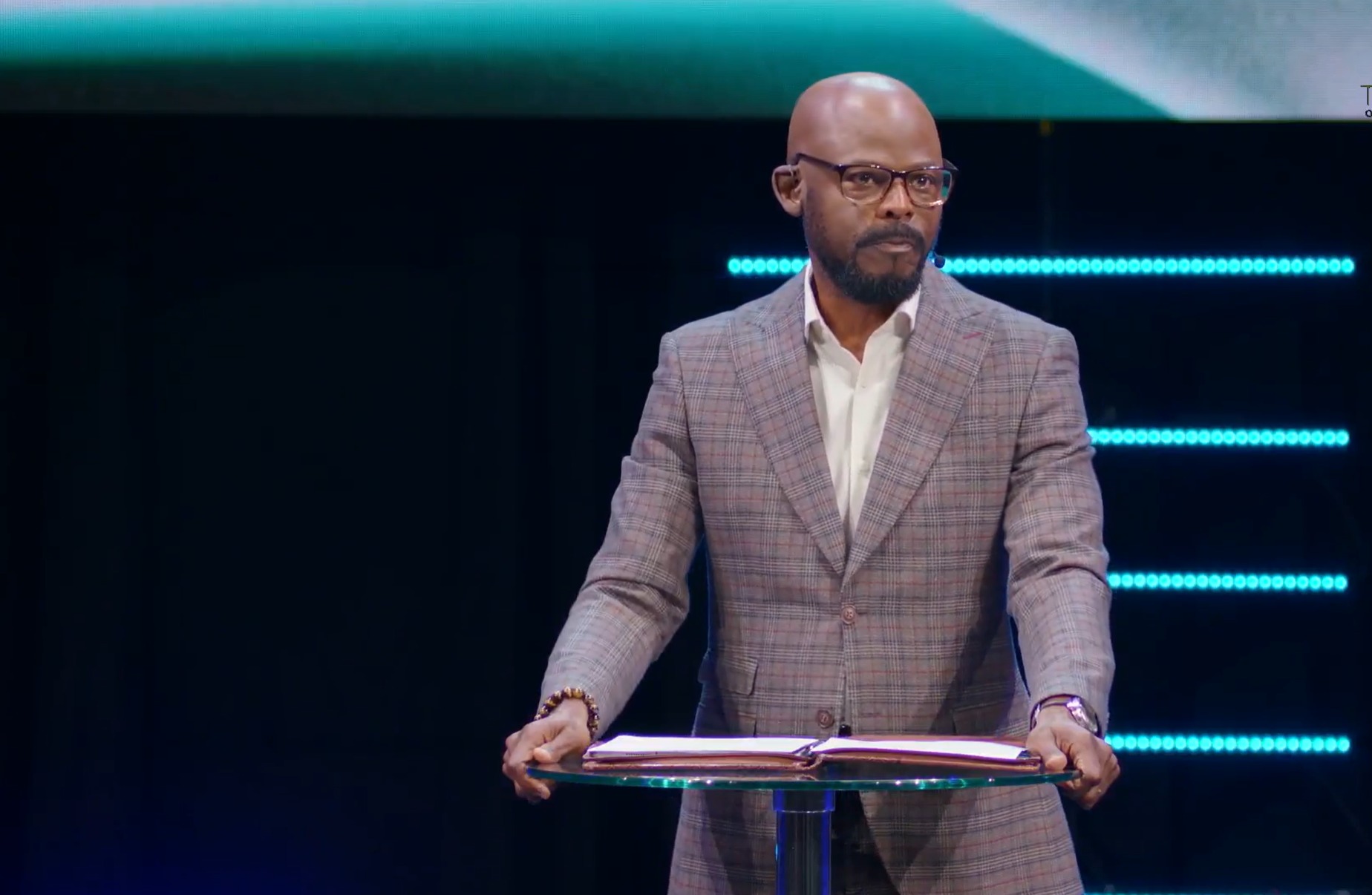 L'évêque Henry Fernandez défend le successeur de licenciement, Joel Tudman, 5 mois après l'installation