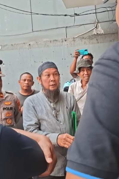 Les musulmans protestent contre le site de l'église en complexe commercial à Gerendeng, Pulo Village, Tangerang, Indonésie le 21 septembre 2025.