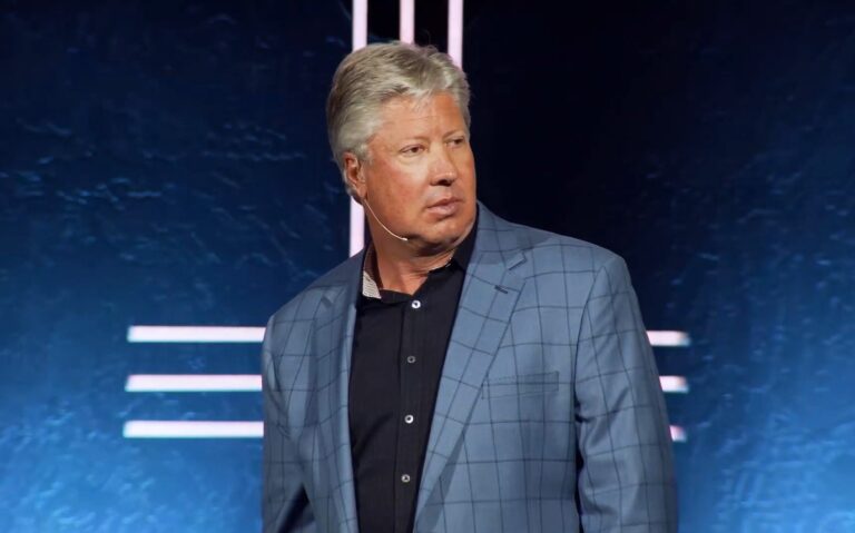 Le juge rejette la requête en rejet de la poursuite accusant l'église de la passerelle, Robert Morris de fraude