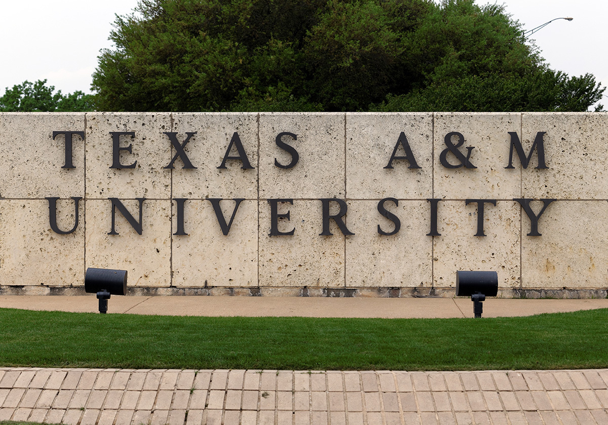 Le président du Texas A&M déménage après la défense du contenu du cours LGBT en vidéo