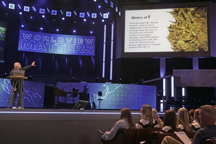 Le Dr Scott Stripling livre sa présentation sur l'historicité de la crucifixion du Christ lors de la conférence biblique de la vision biblique de Prestonwood à Plano, au Texas.