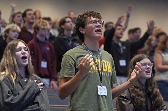 Les étudiants se réunissent pour adorer lors de la conférence Biblical WorldView 2025 Prestonwood à Plano, au Texas.