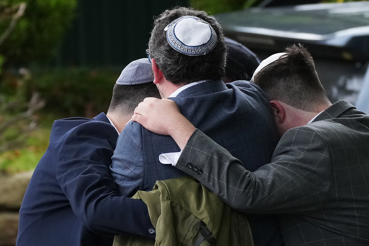 Les dirigeants chrétiens offrent des prières à la communauté juive après une attaque mortelle contre la synagogue de Manchester