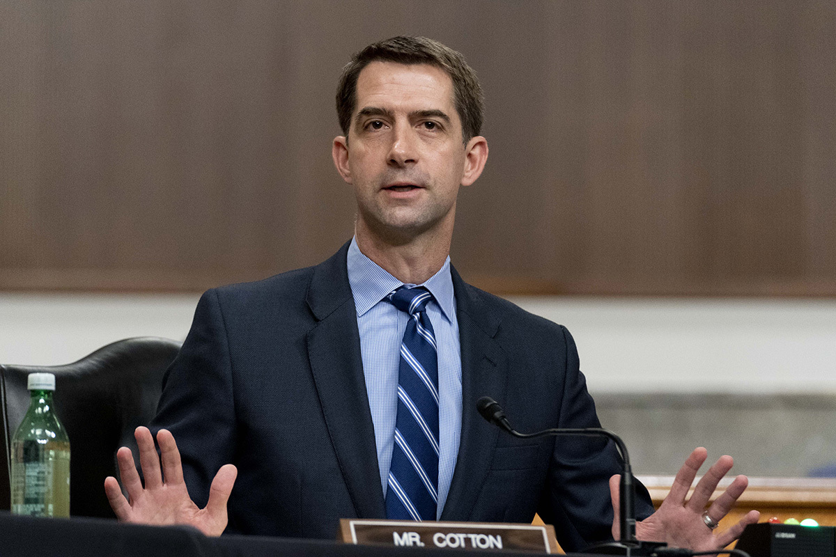 Le sénateur Tom Cotton cherche à interdire les peines légères pour les criminels trans et à expulser les hommes des prisons pour femmes