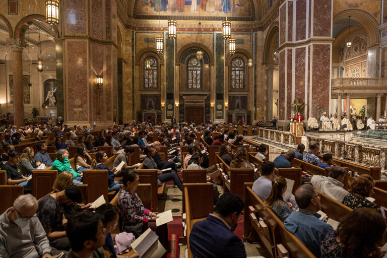 Un homme arrêté dans une église de Washington accueillant la « Messe rouge » possédait 200 explosifs artisanaux (police)