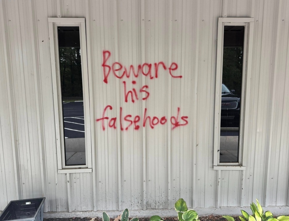 Une église vandalisée lors d’une attaque effrontée pour avoir accueilli un événement TPUSA
