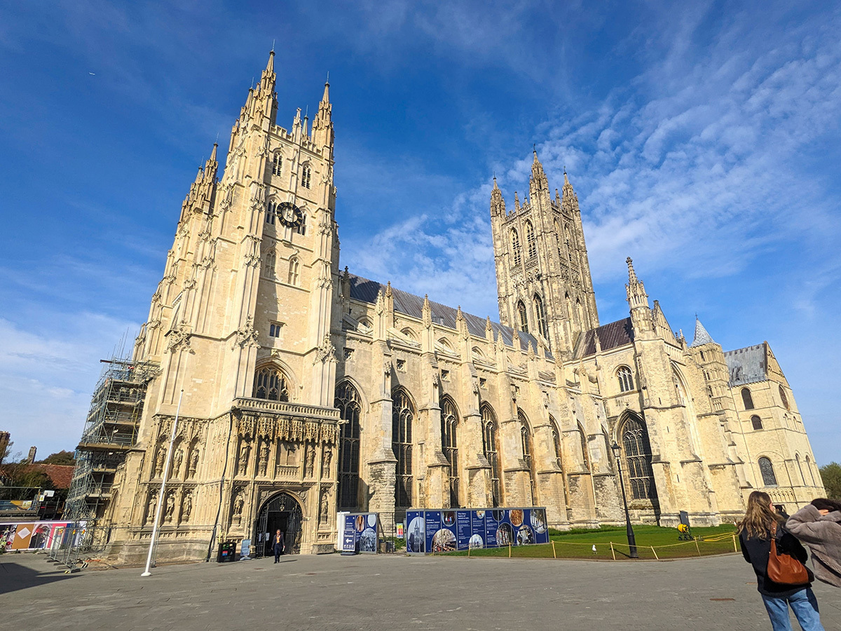 JD Vance et Elon Musk fustigent l'Église d'Angleterre pour ses graffitis moqueurs : « Ils se sont avilis »