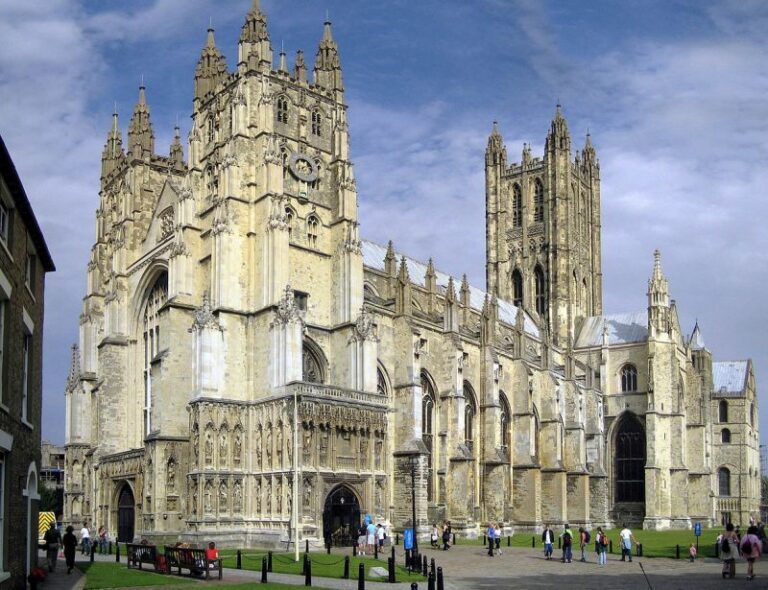 Le conservateur de la cathédrale de Canterbury allègue des « abus personnels » de la part de chrétiens à cause de graffitis moqueurs de Dieu