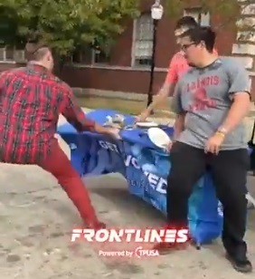 Un assistant pédagogique de l'Université de l'État de l'Illinois a été licencié et arrêté après avoir renversé la table du TPUSA, se moquant de Jésus