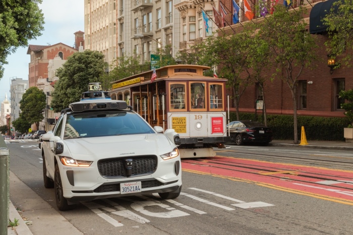 Des tramways intemporels et des voitures autonomes Waymo se partagent les routes de San Francisco.