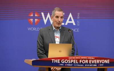 Brad Smith, directeur de l'engagement de l'Alliance pour l'Alliance évangélique mondiale, présente les chiffres des participants et les mises à jour de l'organisation lors d'un point de presse à l'Assemblée générale de la WEA à Séoul, en Corée du Sud, le 28 octobre 2025.