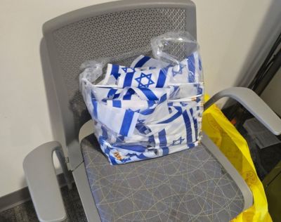 Un sac poubelle rempli de drapeaux israéliens après que le personnel de l'Université catholique d'Amérique ait retiré l'exposition commémorative des étudiants soutenant Israël le 7 octobre. L'AUC a déclaré que l'exposition violait les politiques de son université.