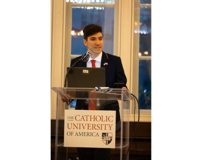 Felipe Avila, étudiant à l'Université catholique d'Amérique et président du SSI, s'exprime lors d'un événement à l'université de Washington, DC, le 20 octobre 2025, avec les témoignages des soldats de Tsahal Ron Feingold et Chanoch Berman.