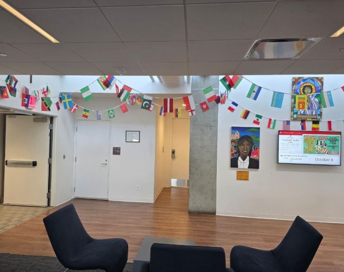 Les drapeaux de différents pays sont exposés à l’intérieur d’un bâtiment de l’Université catholique d’Amérique.