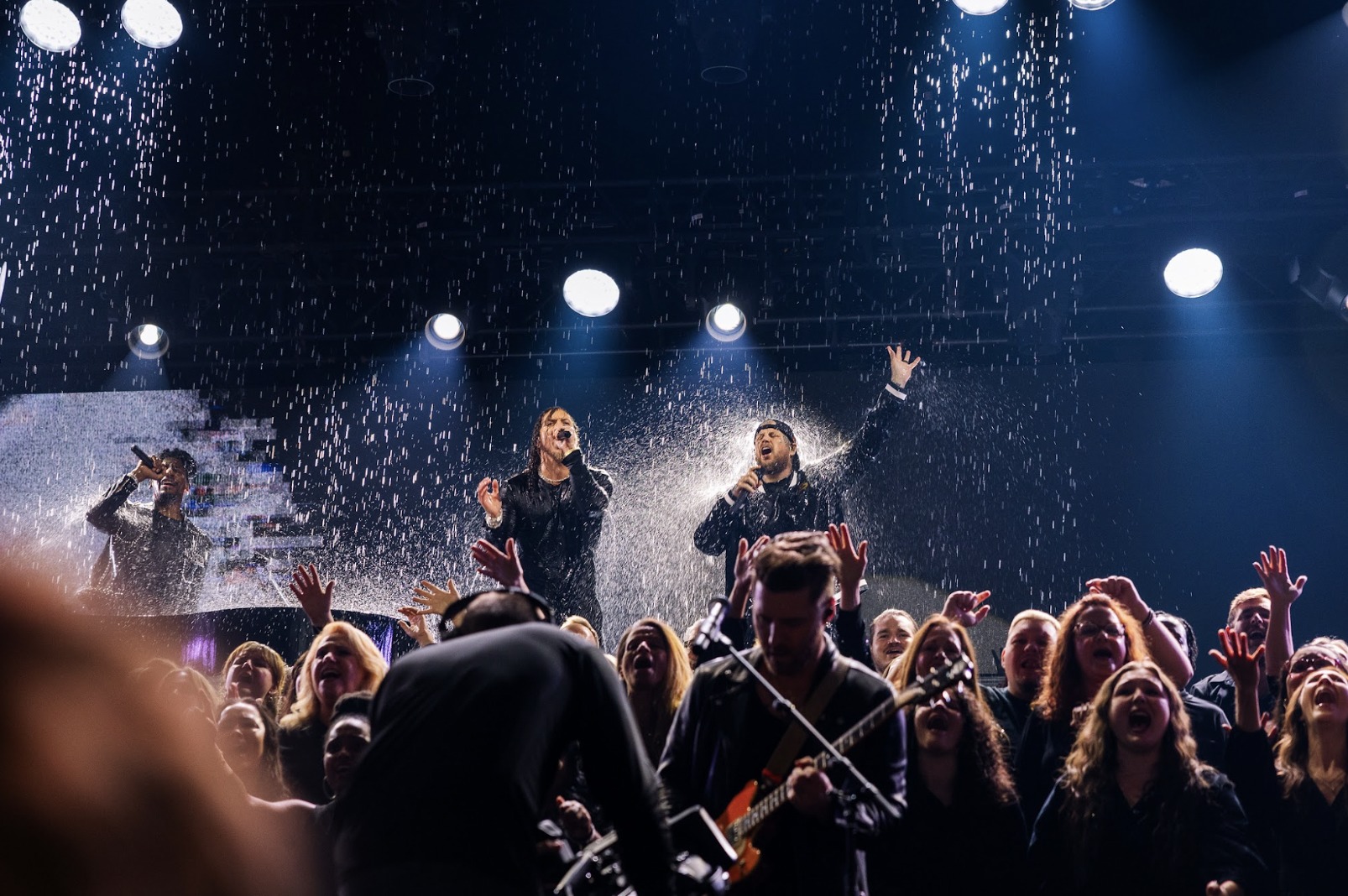 Brandon Lake remporte les Dove Awards 2025 et fait tomber la maison aux côtés de Jelly Roll avec « Hard Fought Hallelujah »