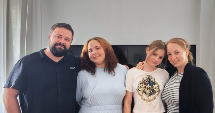 Daniel et Bianca Samson posent pour une photo avec leurs deux filles.