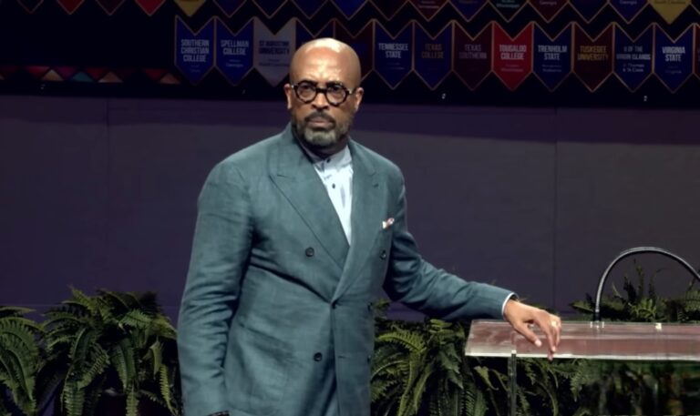 Frederick D. Haynes III est autorisé à retourner dans la méga-église de Dallas après un congé médical